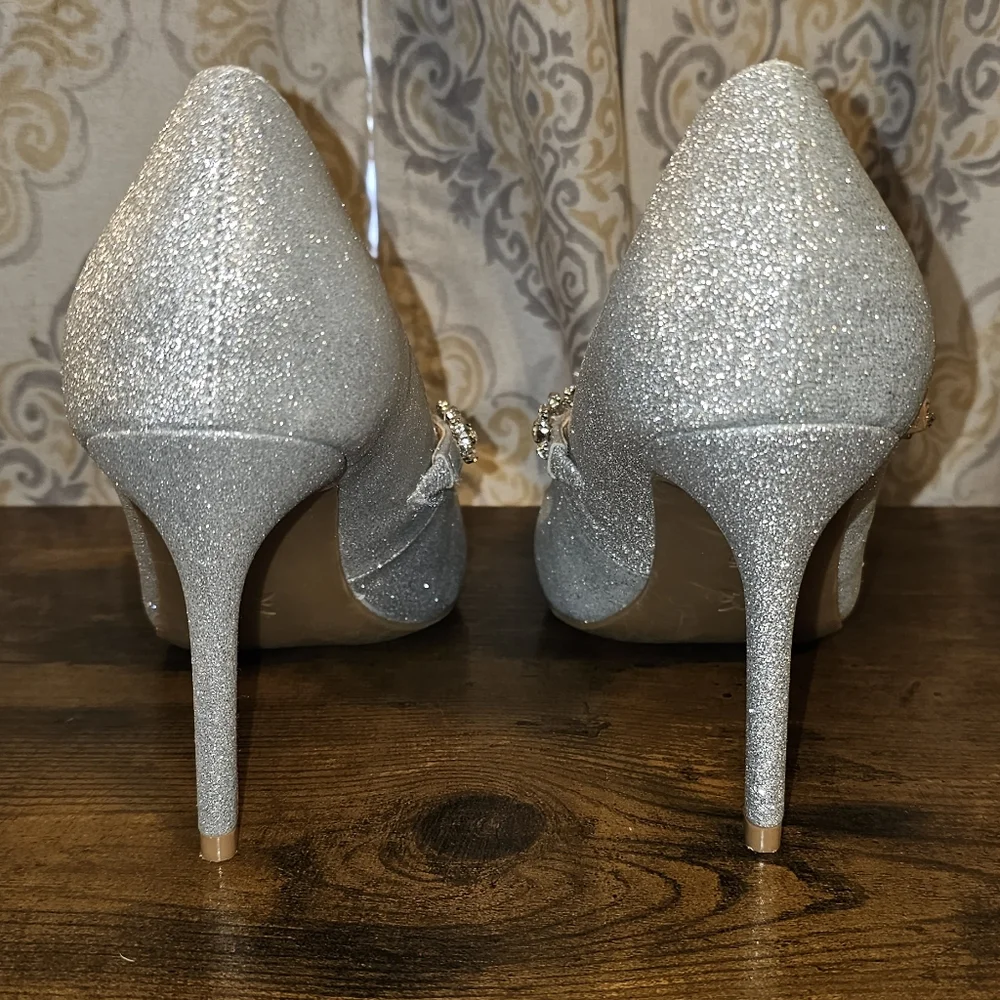 Elegant Silver Women's Shoes with Rhinestone Strap - Picture 4 of 10